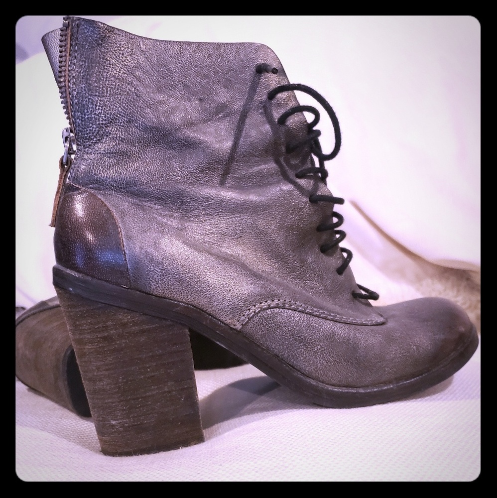 Vintage  matalic gray thick heel Boot